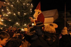 Nikolausfeier auf dem Dorfplatz